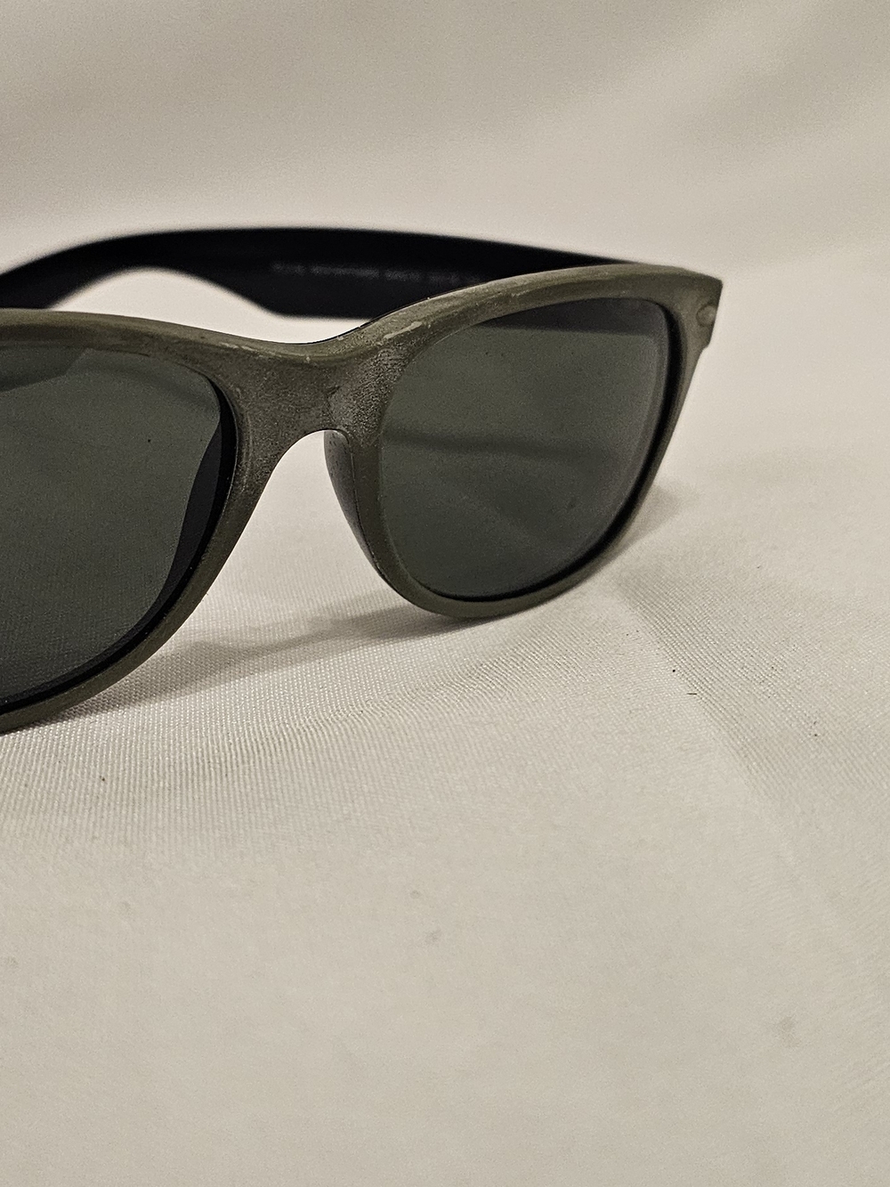 Ray-Ban Classic Wayfarer Sunglasses in Olive Green with Black Case - Picture 2 of 8